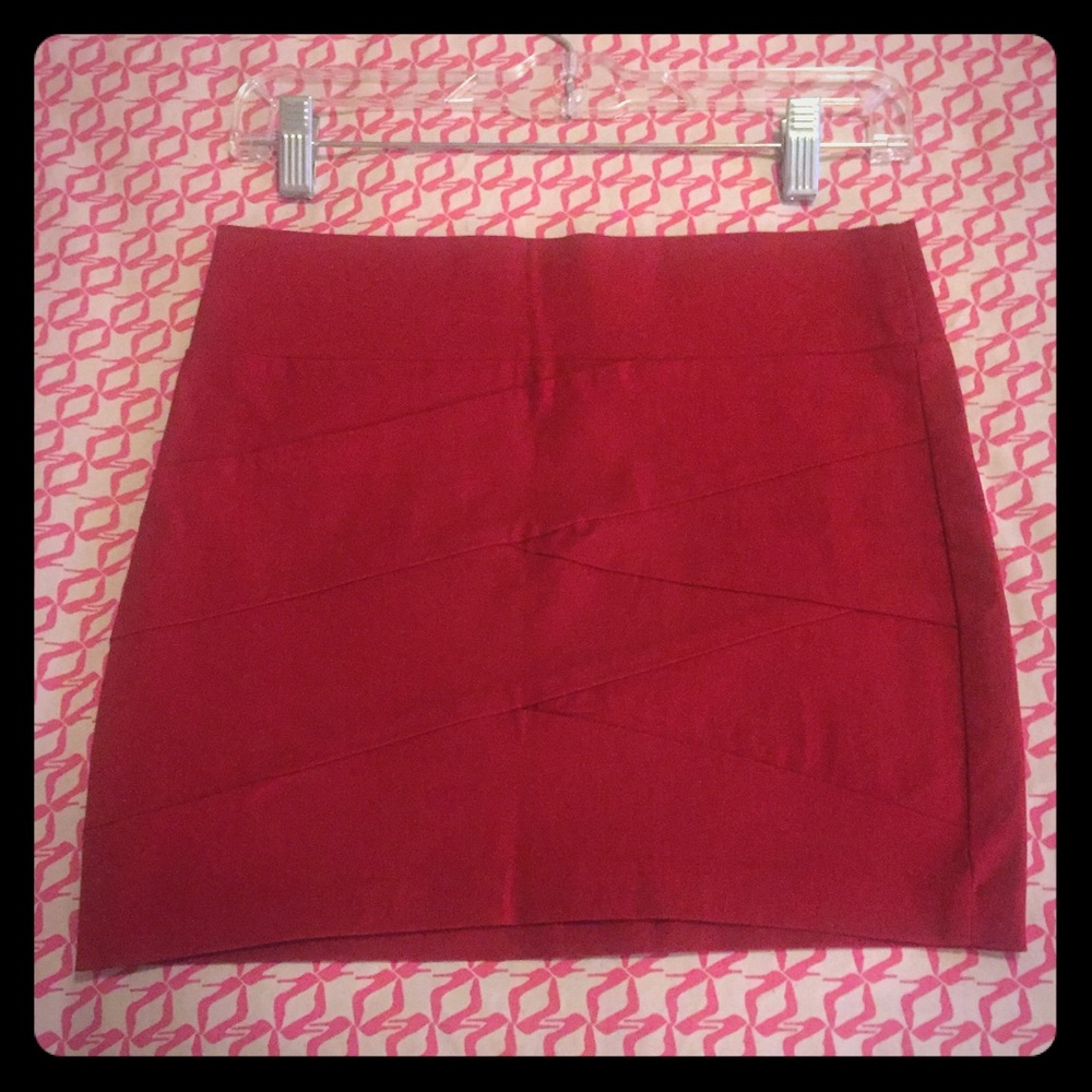 Crisscross paneled red mini 🍒